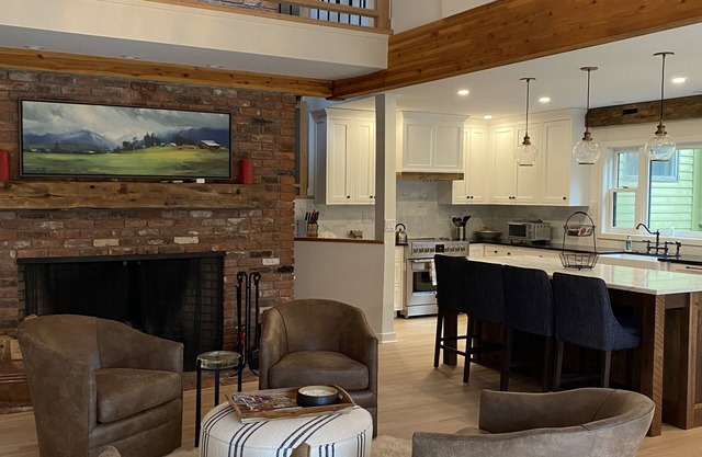 Quiet private resort home on shuttle with hot tub, sauna and mountain views