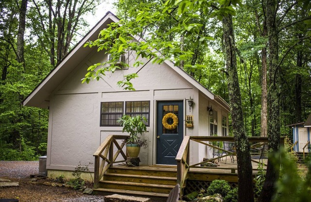 Chalet magnifiquement mis à jour sur un lac privé près de Tryon et Asheville