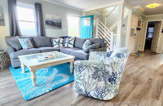 Updated Oceanside 4BR/2Bath Saltbox/HOT TUB/ walk to the beach/ MP9