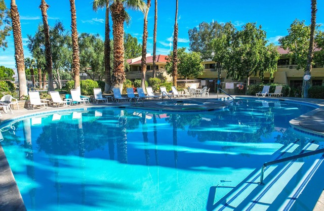 Updated condo near downtown Palm Springs. Overlooking pool/spa. Views!