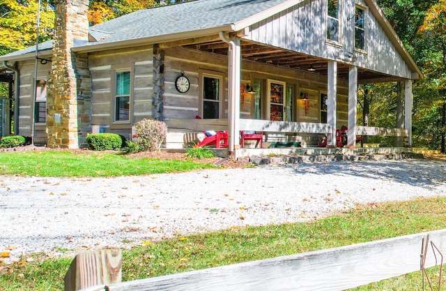 Updated pet friendly, hot tub, close to Nashville!