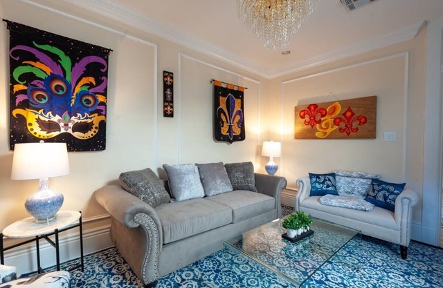 Luxueux mis à jour récemment rénové Uptown 1br Apt