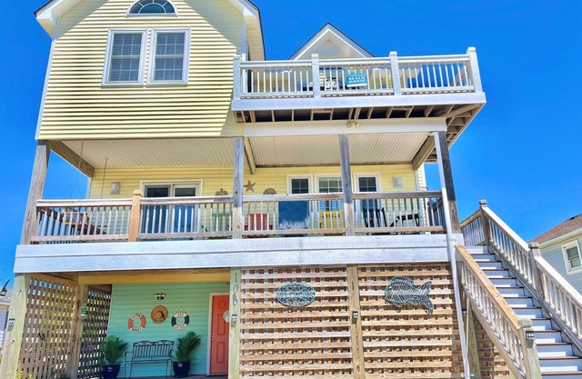 Newly updated, stocked & roomy 4BR house for 10! Central location. Short stays.