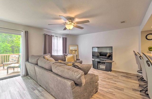 Updated Townhome w/ Deck ~ 12 Mi to Beaches!