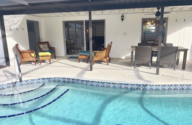 Updated Tranquil 2-bedroom heated pool house in Venice FL, close to Beaches.