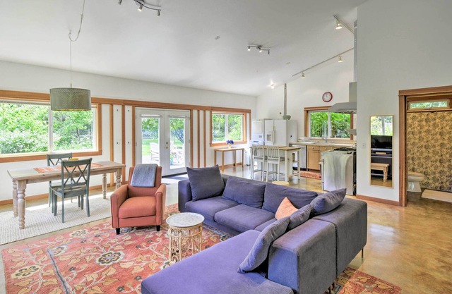 NEW! Updated Vashon Island Studio w/ Yard & Ponds!