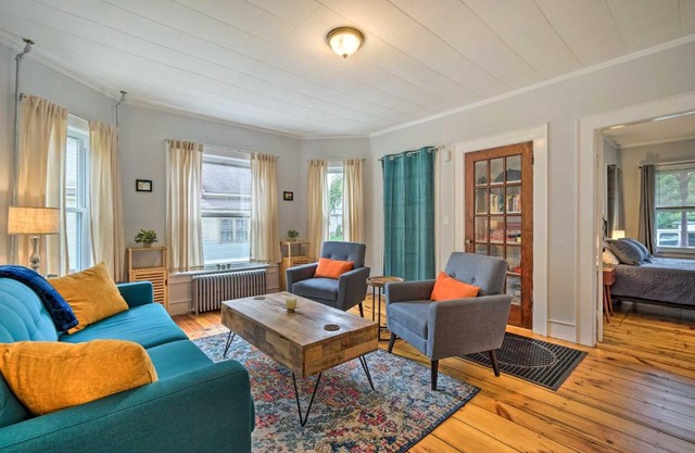 Updated Vintage Apartment Less Than half Mi to Main St