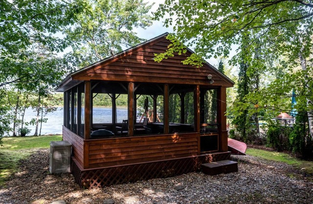 Bord de l'eau Animaux acceptés, 75 'Shoreline, Wi-Fi, un bain à remous et un quai partagé font une famille fantastique