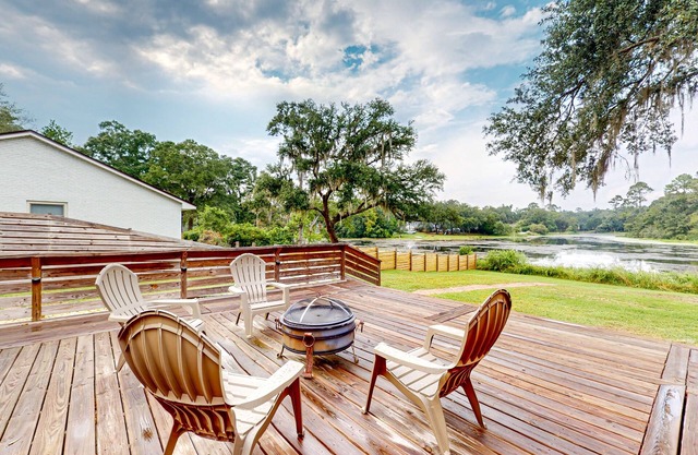 Updated waterfront home with spacious outdoor living area, gaming room - dogs ok