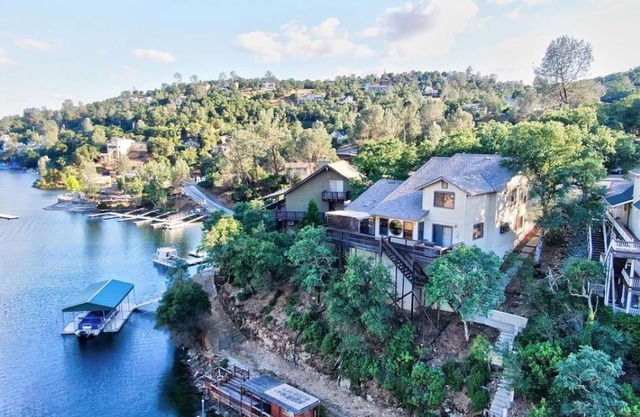 maison au bord du lac avec privilèges de lancement et quai privé