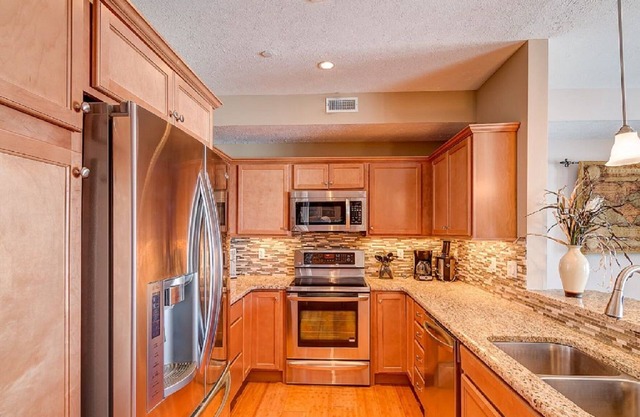 UPGRADED 2BR/2BA LAKEFRONT CONDO 305 Private Beach/ Balcony Rent 3/4th free-ask!