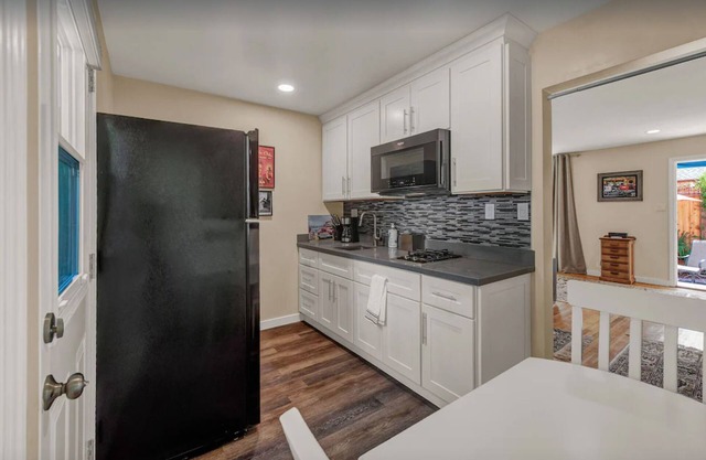 Upgraded Vintage Studio near downtown SR