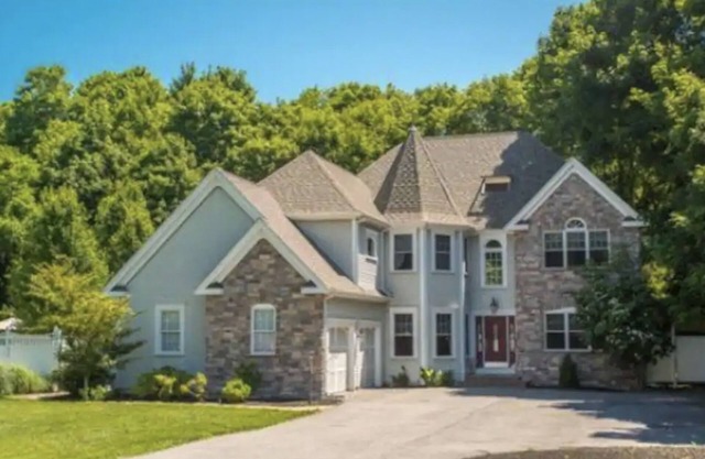 Upper Cape Mansion: Minutes From Beach