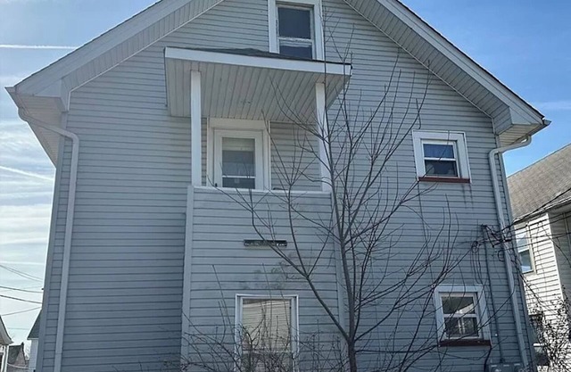 Upper Charming 2-bedroom apartment with AC, WiFi in lovely Garfield Heights