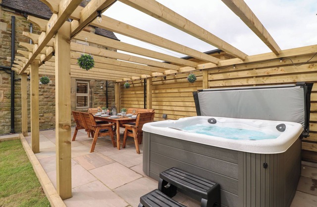 UPPER HURST FARMHOUSE, family friendly, with hot tub in Hartington