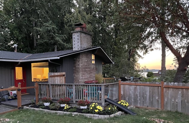 Upper Level Cozy Cottage on Ostrich Bay, minutes from the Seattle Ferry