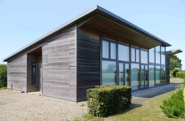 UPPER LODGE, SHOTLEY, pet friendly, with a garden in Chelmondiston