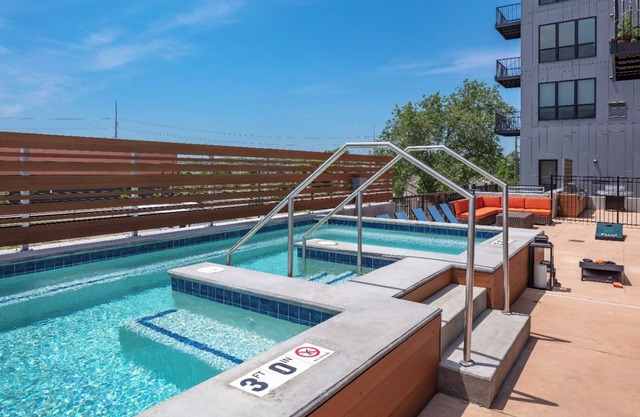 Upscale 1BR Downtown apt with Hot tub!!