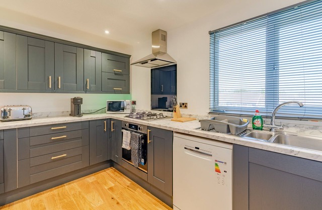 Upscale 2-Bed & Bath Flat in Newport