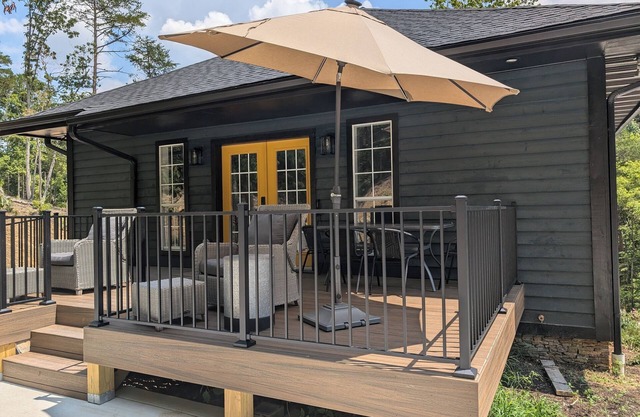 Upscale 2-bedroom house with Fiber Optic Internet and close to the Dragon