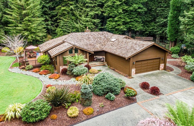 Upscale 3-bedroom house near Cal Poly, Redwoods, BBQ, WiFi in charming Arcata