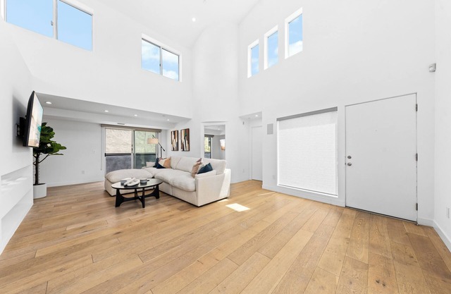 Upscale 3 Level Condo Santa Monica Gem Must See