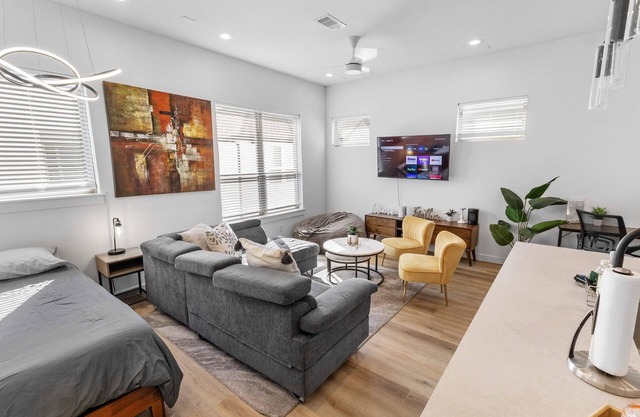 Spacious Luxury 3BD Home: Fast Wi-Fi, Parking, Gym