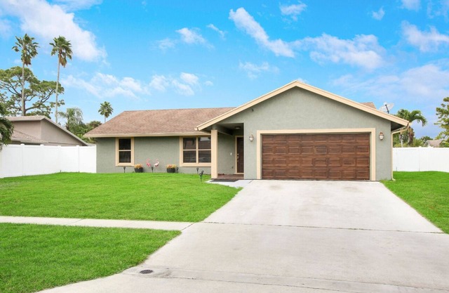 Glamorous Home in the heart of Royal Palm Beach!