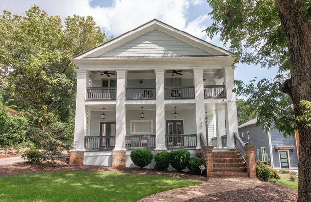 Upscale 4BR Walk to Stadium and Downtown