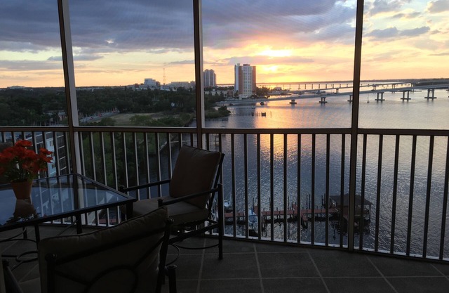 9e étage haut de gamme Eau-Front 3 Br Condo Dans Downtown Fort Myers