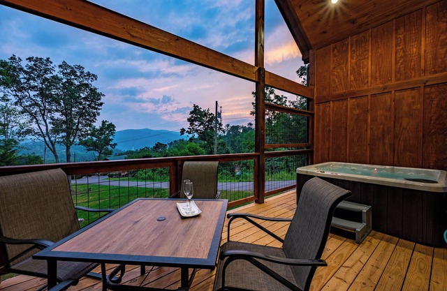 Upscale cabin w/ Mountain Views & fireworks viewing from Hot Tub, Free Passes