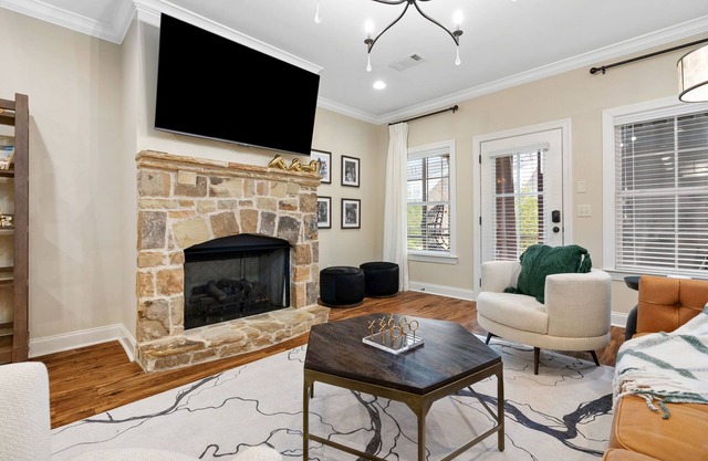 Upscale Comfort & Family Convenience Close to Campus