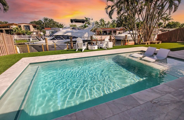 Upscale Florida Waterfront Heaven, Pool, Jacuzzi