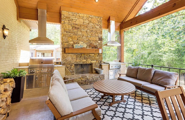 NOUVEAU! Immaculate Home w / Boat Slips on Greers Ferry!