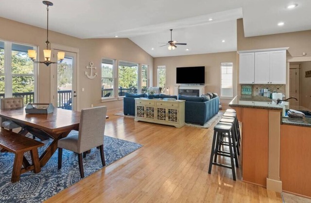 Upscale Huge Home/ 2 Decks w Views/ 2 Living Rooms