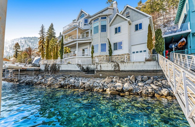 Maison haut de gamme au bord du lac - intérieur spacieux, ponton et ascenseur à bateaux, vue imprenable!
