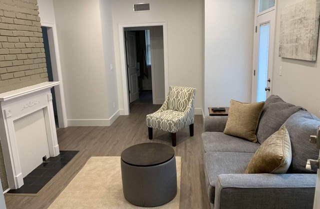 Condo haut de gamme dans le centre-ville, granit, acier inoxydable, douche à l'italienne, WiFi, câble!