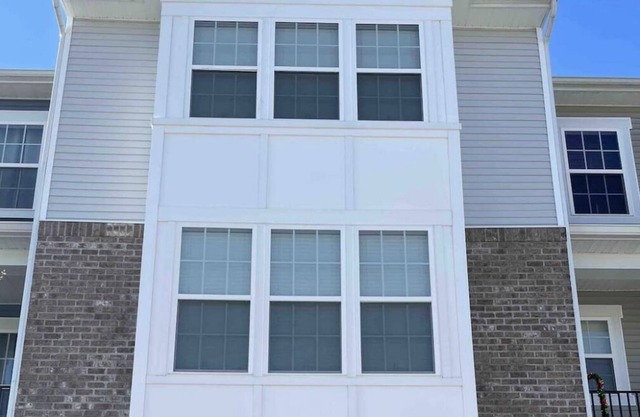 Upscale Modern Cheerful Townhome