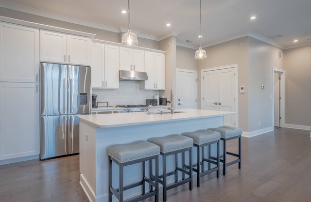 Upscale Modern Condo in Valparaiso- just blocks from downtown & Journeyman!