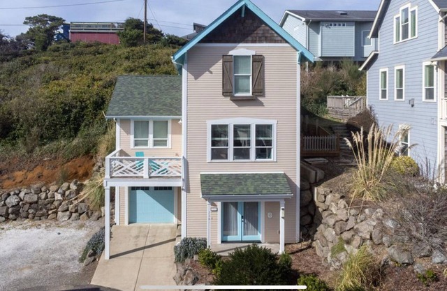 Upscale Olivia Beach Home in Lincoln City, Pet Friendly, Hot Tub, Sleeps 10.