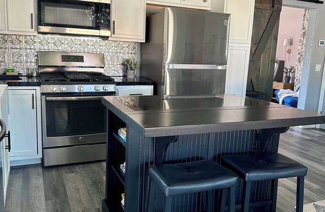 Upscale, spotless cottage 5 min fm Old Town. Grassy yard, mature trees, fire pit