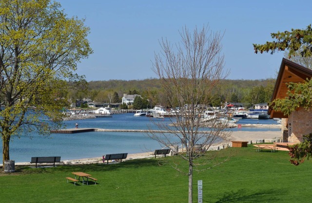 Beautiful Water View Condo in Sister Bay! Walk to everything!