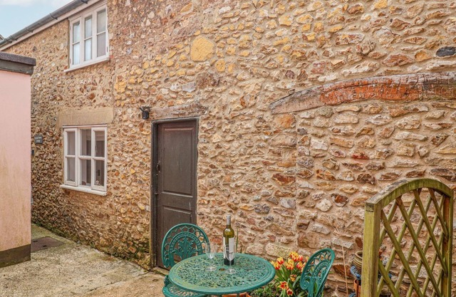 UPSIDE DOWN COTTAGE, pet friendly, with a garden in Colyton