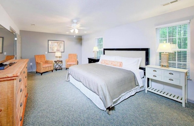 Upstairs condo near beach close to pool. Sleeps 10. Free pkg at beach. Aug16-23