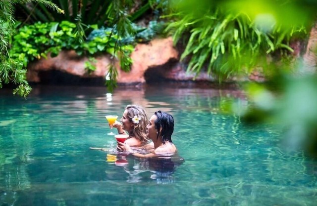 Appartement romantique d'une chambre situé près de la piscine au centre du complexe.