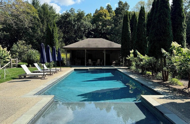 Spacious 6-bedroom house with charming mountain views and WiFi