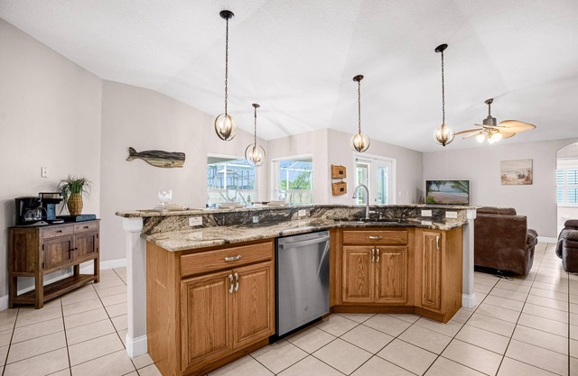 Upstay - Waterside Home with Pool and Hot Tub