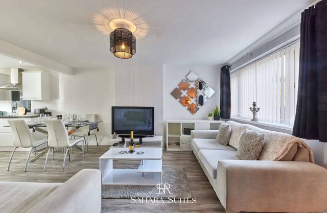 Modern 3BED | Family Retreat | City Centre & RVI