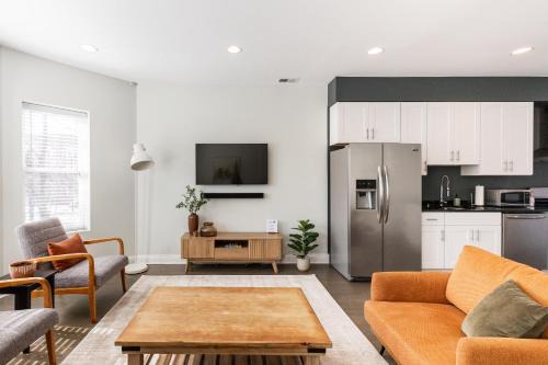 Uptown Bright & Modern Apt - Steps to Lake, Train, Amazing Food & Free Parking