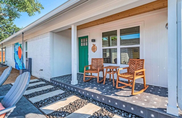 Uptown Peach ~Suite Minutes from Magnolia + Baylor
